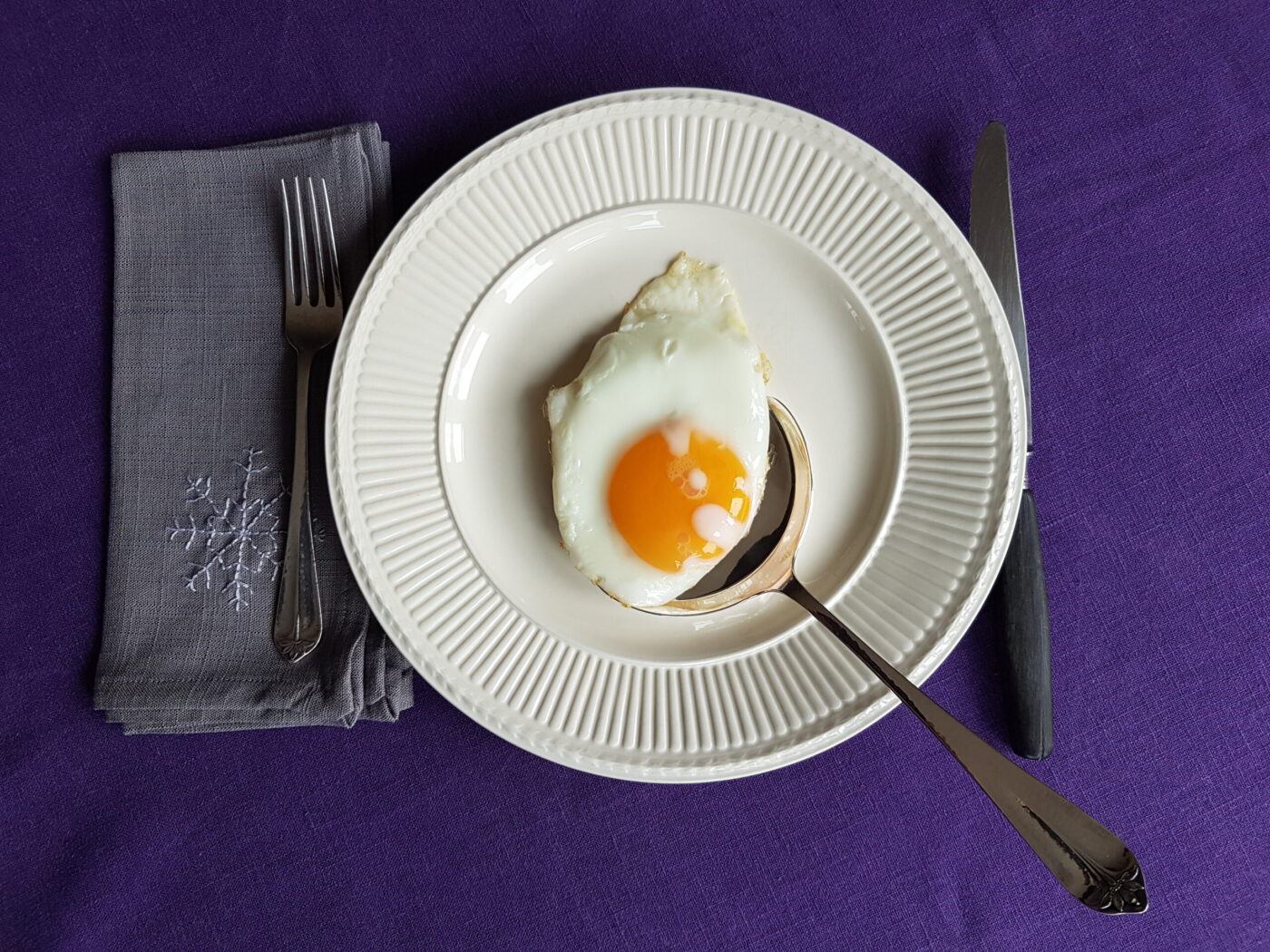 Een gebakken ei op een zilveren spiegeleischep Blog Zilver.nl