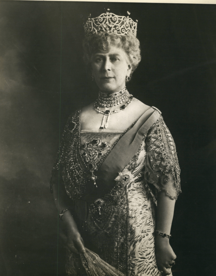 Koningin Mary met de smaragd broche stomacher Blog Zilver.nl