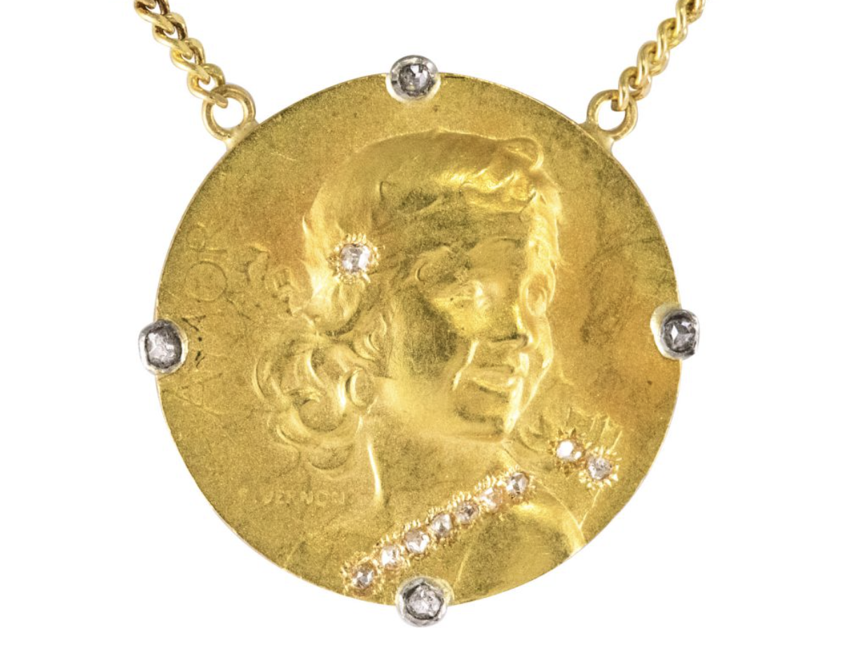 Gouden medaille hanger 'l'Amour' Parijs circa 1900 Blog Zilver.nl