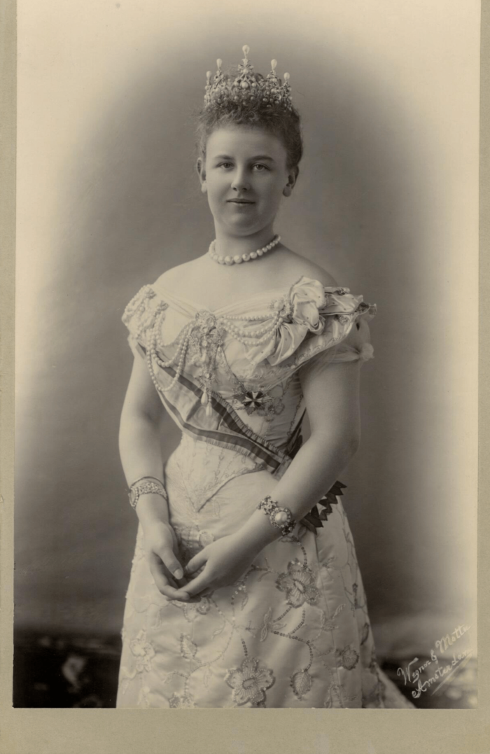 Koningin Wilhemina met diadeem 1898