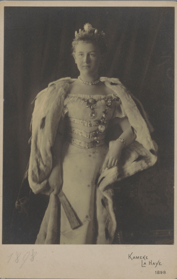 Koningin Wilhemina met sterren diadeem 1898