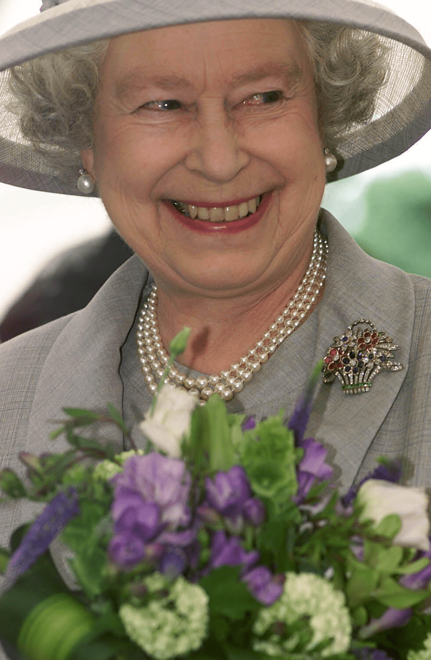 Koningin Elizabeth II witgouden bloemenmand broche Blog Zilver.nl