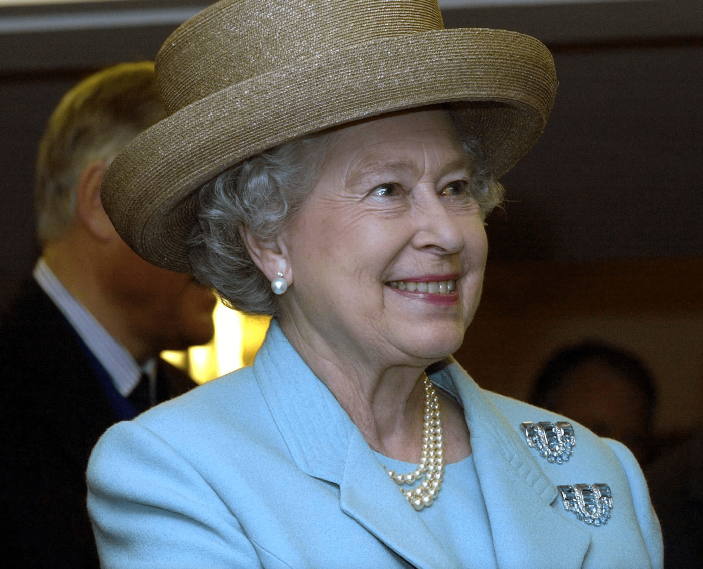 Koningin Elizabeth II met haar favoriete parelsieraden en de witgouden clipbroches Blog Zilver.nl