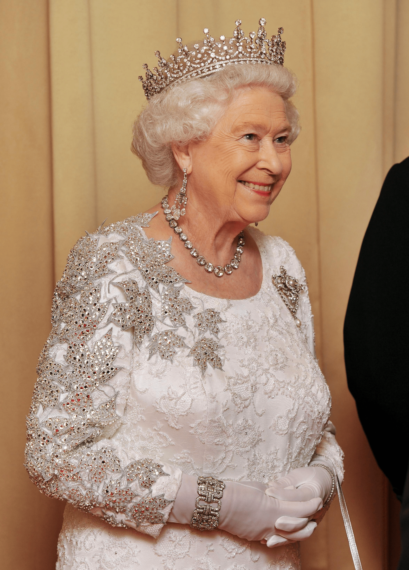 Koningin Elizabeth II met onder andere de briljanten witgouden armband van prins Philip Blog Zilver.nl