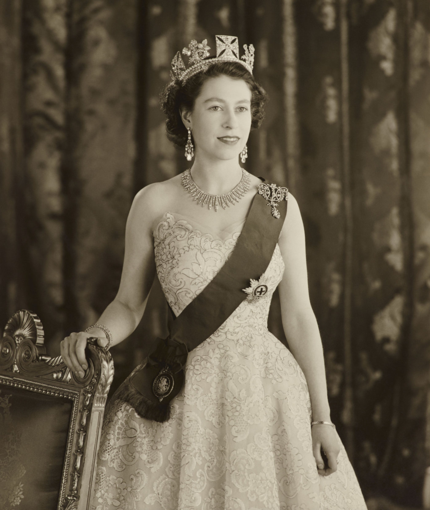 Queen Elizabeth 1953 met de diamanten Chandelier oorbellen Blog Zilver.nl
