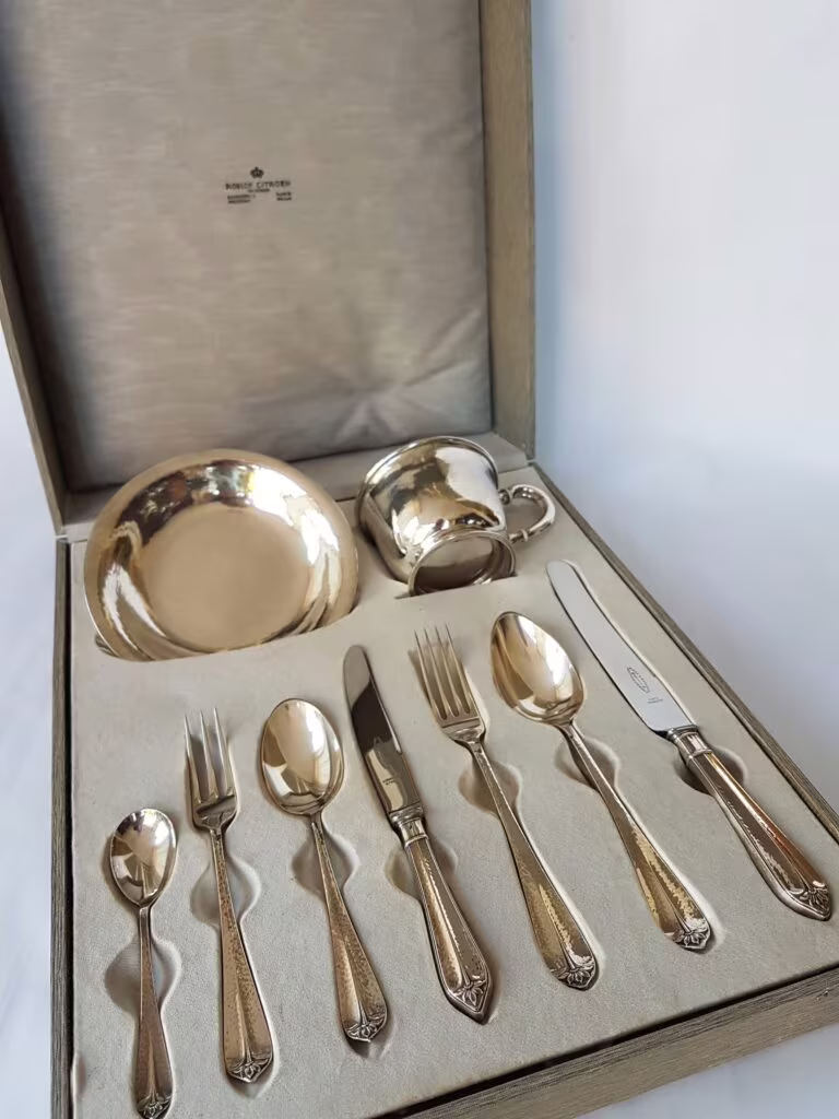 Etui met een zilver kinderbestek en beker en kom