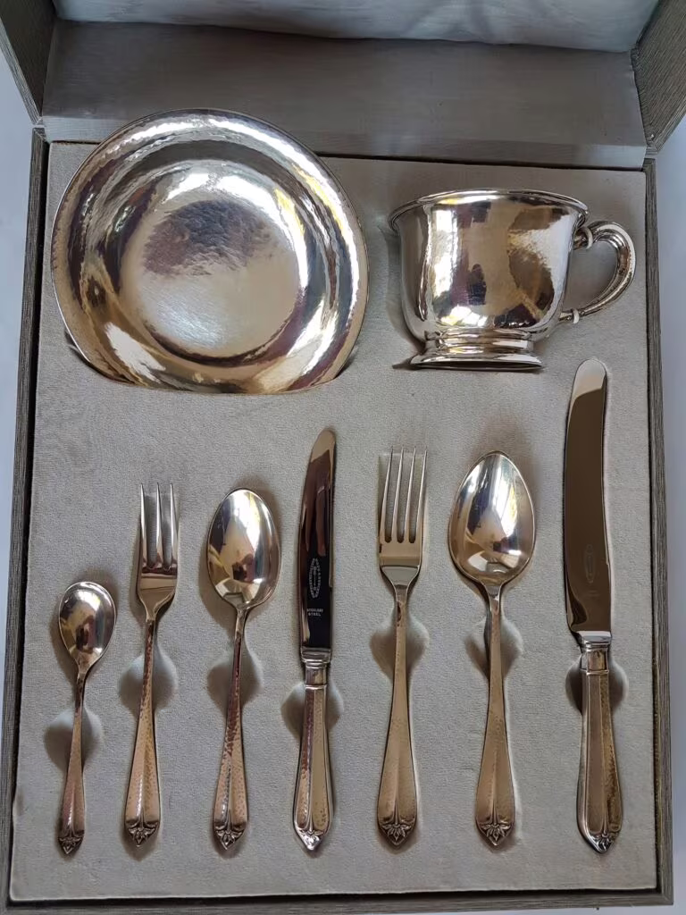 Zilver kinderbestek met servies in een etui