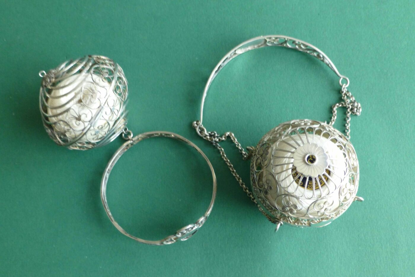 Antieke zilveren kluwenhouders bol filligrain met armband Blog Zilver.nl