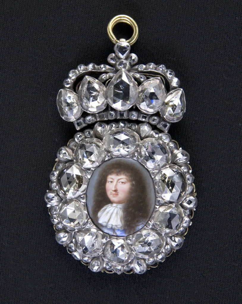 Jean Petiot, boîte à portrait, koning Lodewijk XIV. Parijs ca. 1680 Goud, emaille en diamanten Collectie Het Louvre, Parijs, voorheen coll. Yves Saint Laurent.