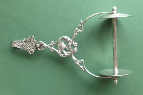 Lang geleden werkten, in iedere welvarende stad, vele kundige ambachtslieden; in ons blog een kennismaking met zilveren naaigerei uit Middelburg. Blog Zilver.nl