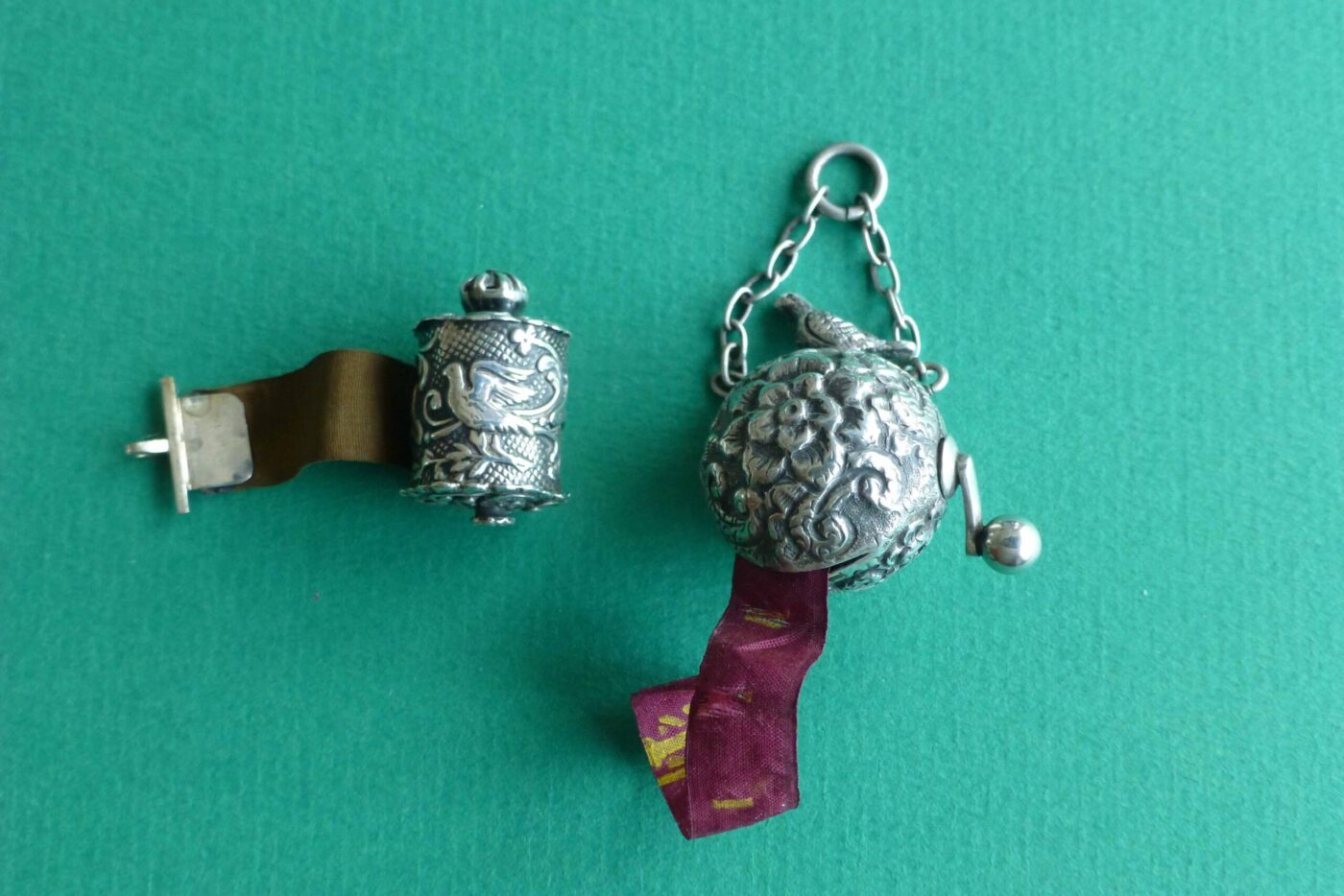 Zilveren centimeterhouders gemaakt in de 19e eeuw met vogel en bloemmotieven