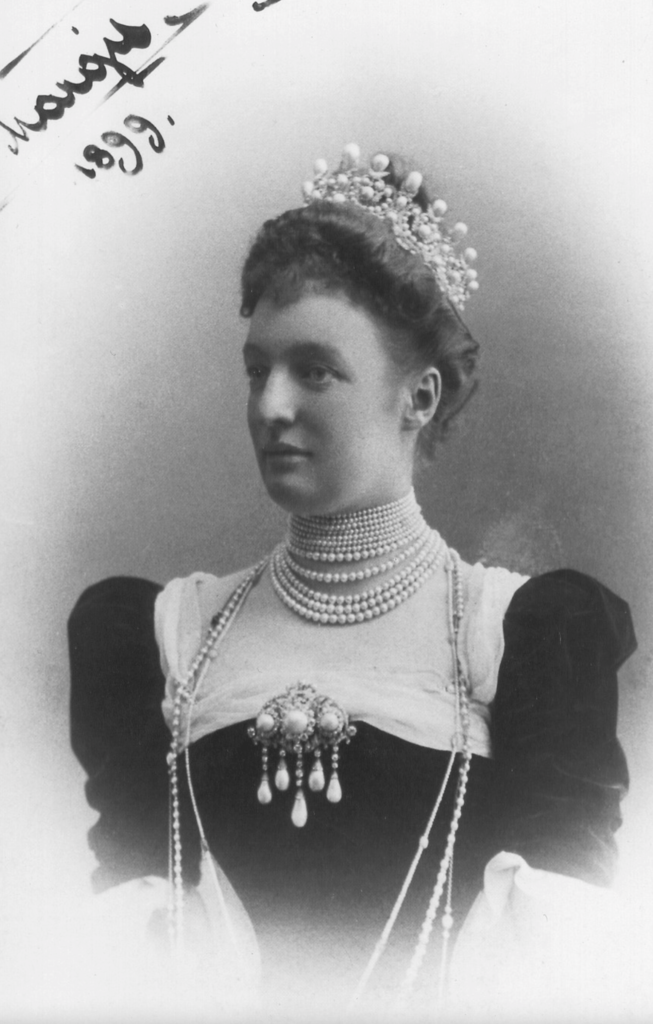 Prinses Margarethe von thurn und Taxis, met de diadeem van keizerin Eugénie 1899.