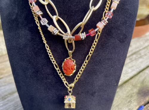 Zilver.nl Blog over layering Neckmess het combineren van kettingen met hangers in laagjes