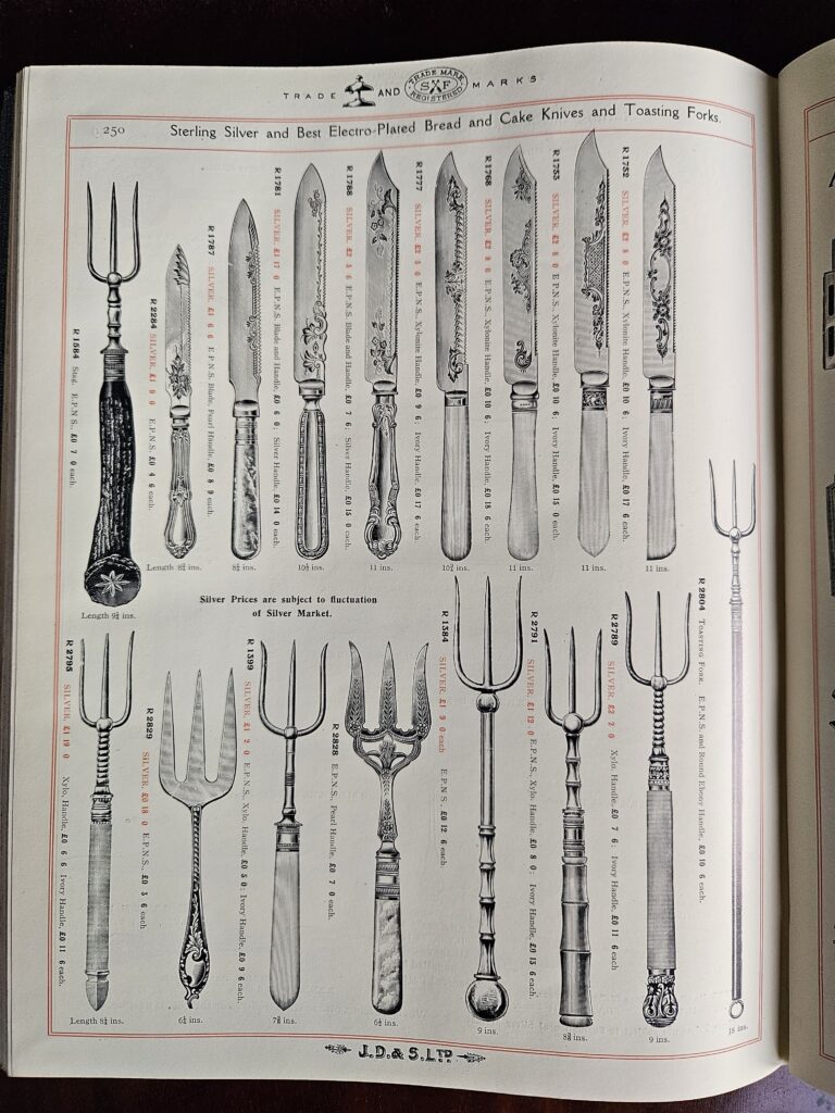 Oude verkoopcatalogus met verschillende zilveren messen en vorken